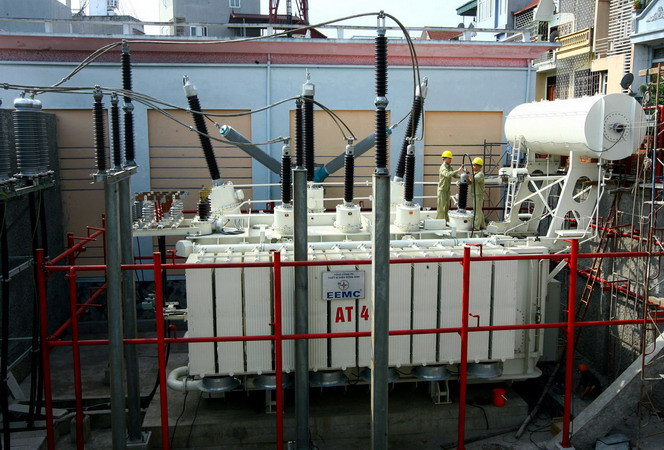 Vận hành lưới điện khu vực Thủ đô Hà Nội tại Trạm biến áp 220kV Thành Công. (Ảnh: Huy Hùng/TTXVN)