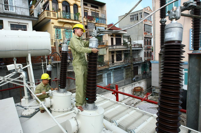 Máy biến áp mớiđược đầu tư tại Trạm biến áp 220kV Thành Công. (Ảnh: Huy Hùng/TTXVN)