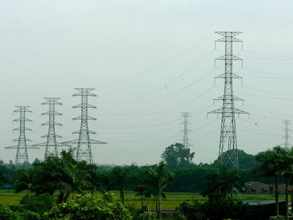 Đường dây 220kV Vân Trì - Chèm đang trong giai đoạn hoàn thiện. (Ảnh: Huy Hùng/TTXVN)