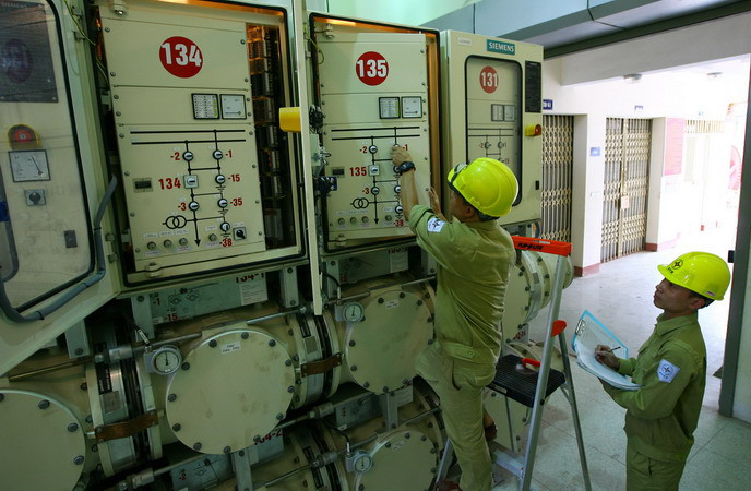 Vận hành thiết bị đóng cắt mạch điện cao áp tại Trạm biến áp 220kV Thành Công. (Ảnh: Huy Hùng/TTXVN)