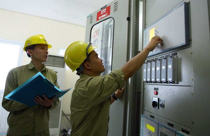 Vận hành Trạm biến áp 220 kV Thành Công. (Ảnh: Huy Hùng/TTXVN)