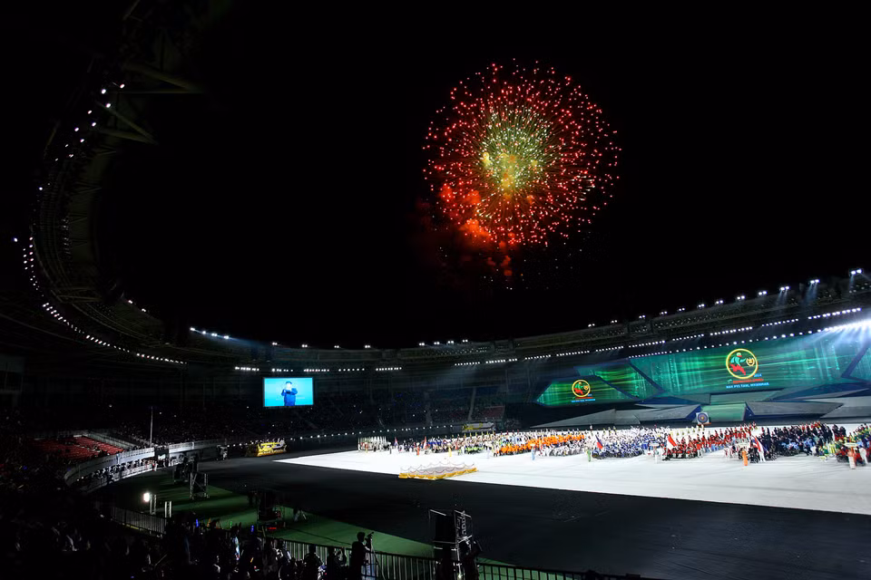Màn bắn pháo hoa chào mừng khai mạc Para Games 7. (Ảnh: Huy Hùng/TTXVN)
