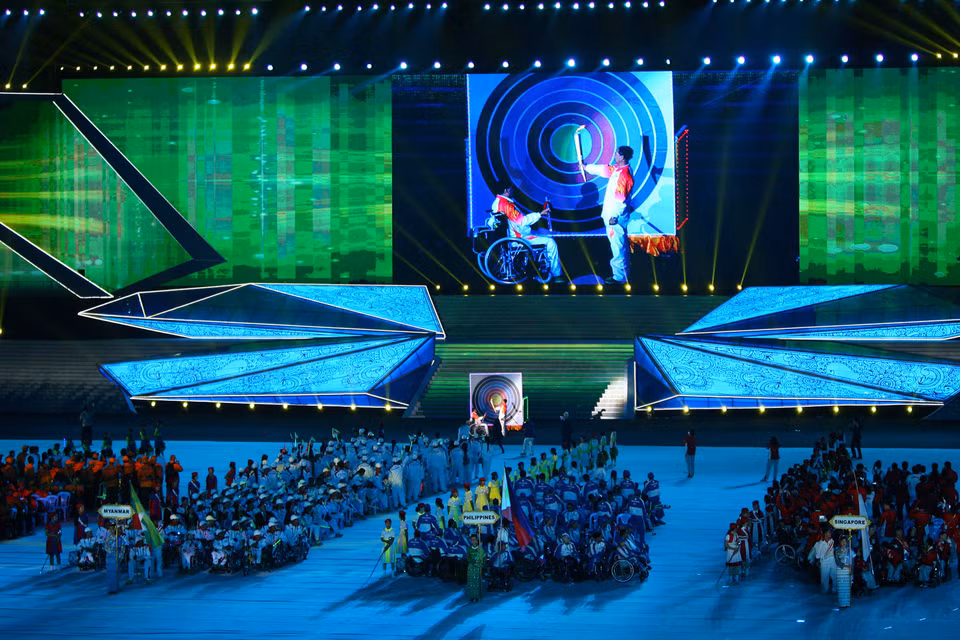 Lễ rước đuốc và châm đài lửa Para Games 7. (Ảnh: Huy Hùng/TTXVN)