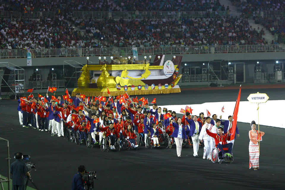 Đoàn thể thao khuyết tật Việt Nam diễu hành tại lễ khai mạc Para Games 7. (Ảnh: Huy Hùng/TTXVN)