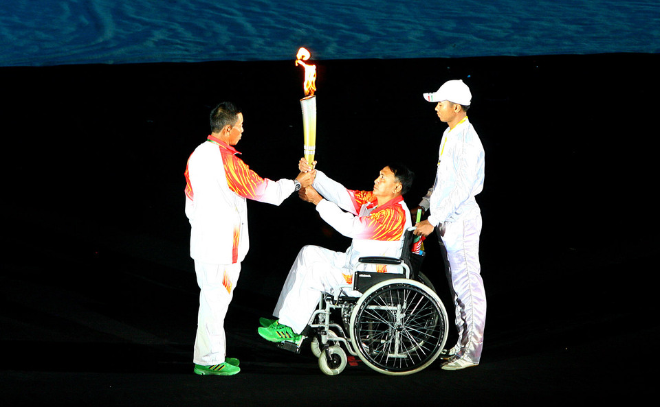 Lễ rước đuốc và châm đài lửa Para Games 7. (Ảnh: Huy Hùng/TTXVN)