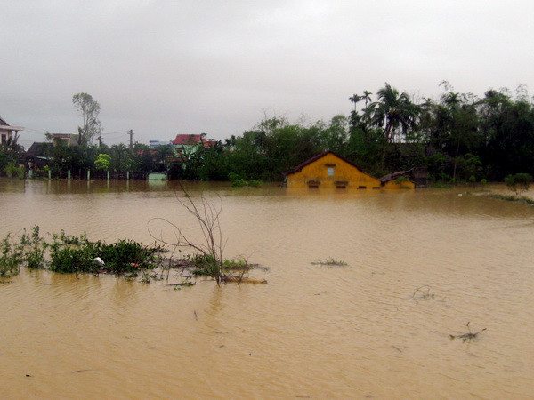 Nhà dân tại huyện Duy Xuyên, Quảng Nam bị ngập chìm trong nước lũ. (Ảnh: Nguyễn Sơn/TTXVN)