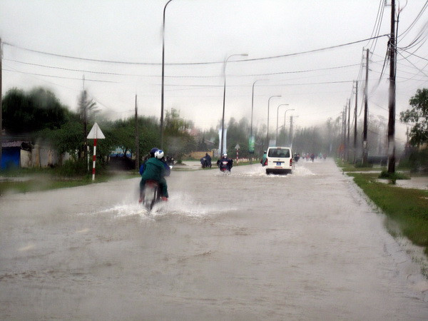 Tuyến Quốc lộ 49 nối Huế-Thuận An ngập trong nước (chụp sáng 16/11). (Ảnh: Quốc Việt/TTXVN)