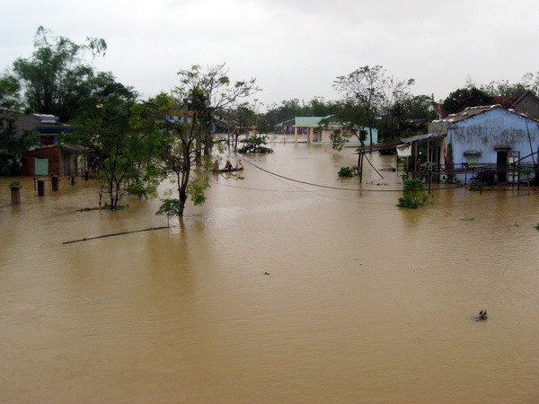 Nhà cửa, đường xá, ruộng vườn tại huyện Duy Xuyên, Quảng Nam bị ngập chìm trong nước lũ. (Ảnh: Nguyễn Sơn/TTXVN)