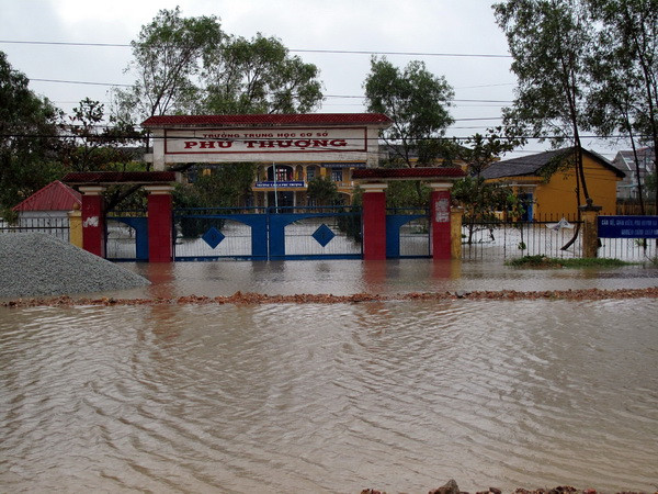 Huyện Phú Vang, Thừa Thiên-Huế ngập sâu trong nước vào sáng 16/11. (Ảnh: Quốc Việt/TTXVN)