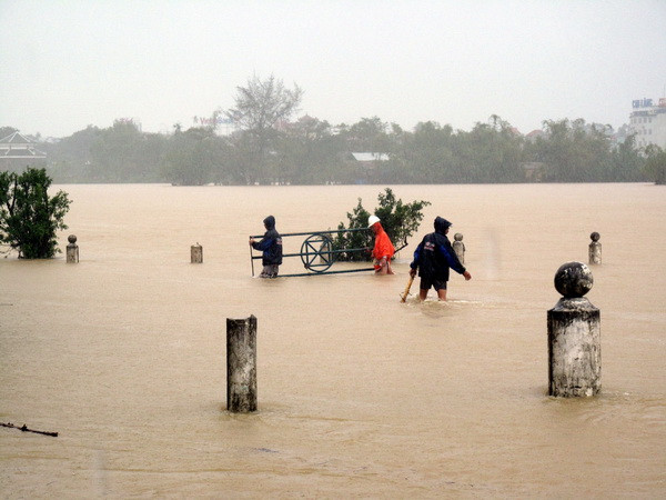 Nước lớn liên tục đổ về, gây ngập lụt ở hạ du sông Hương (ảnh chụp sáng 16/11). (Ảnh: Quốc Việt/TTXVN)