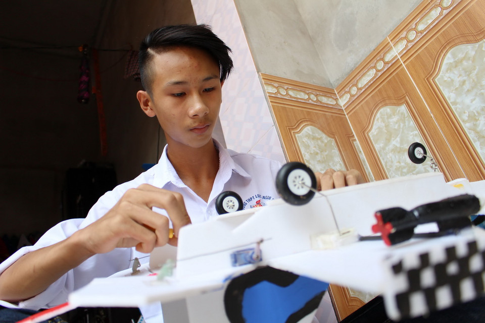 Ưng Sĩ Sơn lắp ráp mô hình máy bay chiến đấu Su-37. (Ảnh: Tùng Lâm/TTXVN) 