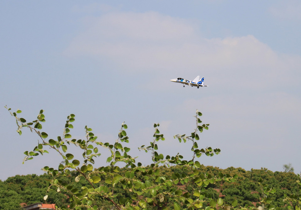 Phần thiết bị máy móc bên trong máy bay được em mày mò, lắp ráp từ những linh kiện mua sẵn. Riêng phần vỏ được làm 100% từ xốp do Sơn tự thiết kế, tính toán khoa học để đạt độ cân bằng. (Ảnh: Tùng Lâm/TTXVN)