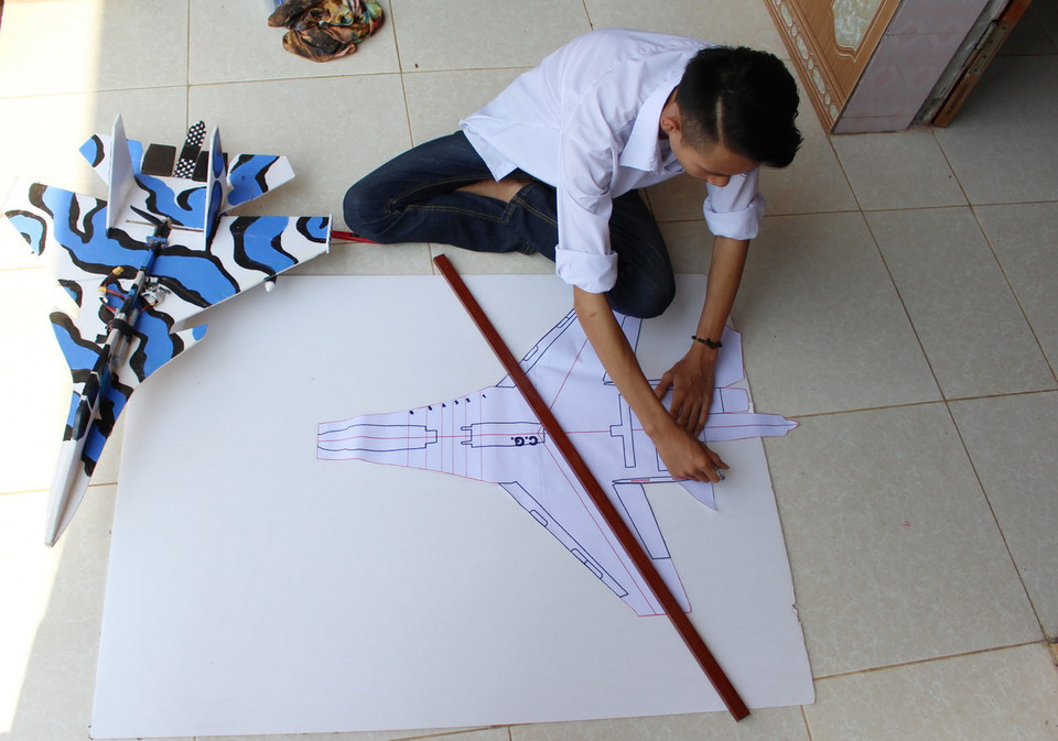  Công đoạn cắt xốp làm vỏ mô hình máy bay. (Ảnh: Tùng Lâm/TTXVN) 