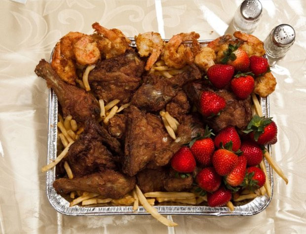 John Wayne Gacy (52 tuổi ở Illinois) phạm tội hiếp dâm và giết người, bị kết án năm 1994. Bữa ăn cuối của ông gồm tôm chiên, khoai tây chiên, gà rán KFC và 1kg dâu tây. (Nguồn: Metro.co.uk)