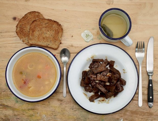 Ferdinando Nicola Sacco (36 tuổi) và Bartolomeo Vanzetti (39 tuổi) ở Massachusetts phạm tội giết người và bị kết án ngồi ghế điện năm 1927. Bữa ăn cuối cùng gốm có súp, thịt, bánh mỳ và trà. (Nguồn: metro.co.uk)