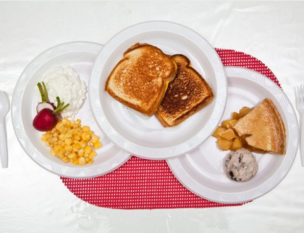 Stephen Anderson (49 tuổi ở California) phạm tội cướp của, giết người, vượt ngục. Trước khi bị tiêm thuốc độc năm 2002, ông đã yêu cầu ăn bánh sandwich nướng phômai, salát ngô, bánh đào, kem chocolate và củ cải. (Nguồn: metro.co.uk)