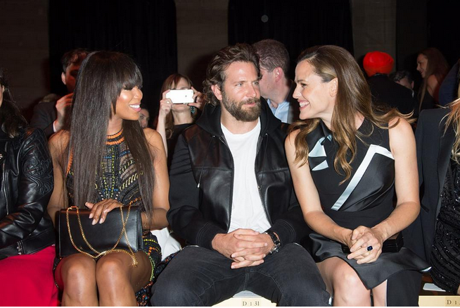  Bradley Cooper (ngồi giữa) là một trong số ít những sao nam tên tuổi xuất hiện tại Tuần lễ Thời trang Haute Couture mùa Thu Đông 2016 tại Paris năm nay.