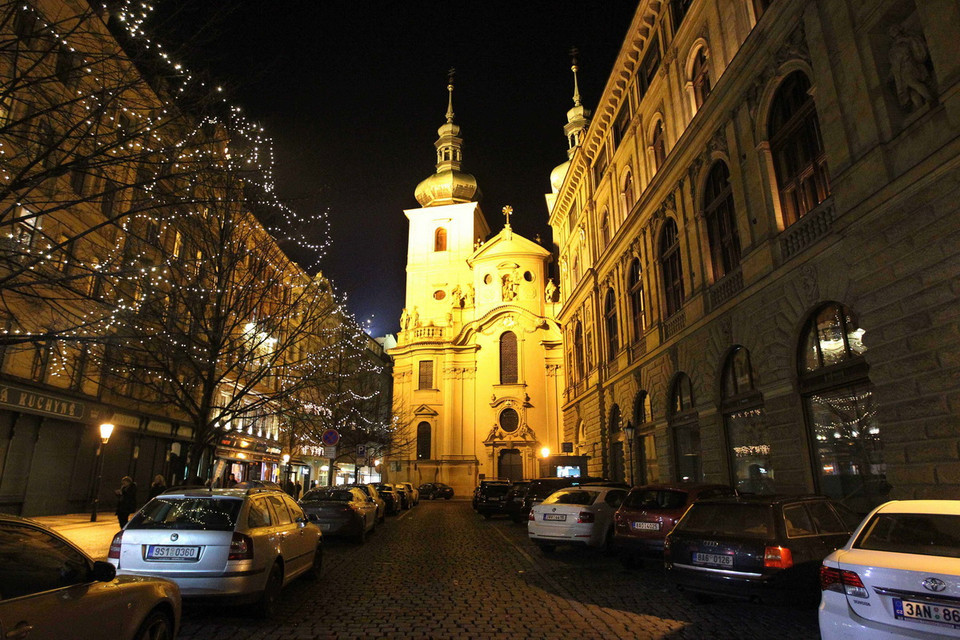  Prague còn được mệnh danh là 'thành phố 100 tháp chuông' bởi những mái vòm cao vút, những tiếng chuông đồng thanh lảnh lót ở khắp nơi. (Ảnh: Quang Hải/TTXVN) 