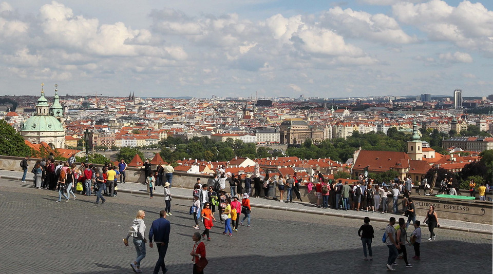 Prague nhìn từ ngọn đồi dinh Tổng thống. (Ảnh: Quang Hải/TTXVN)