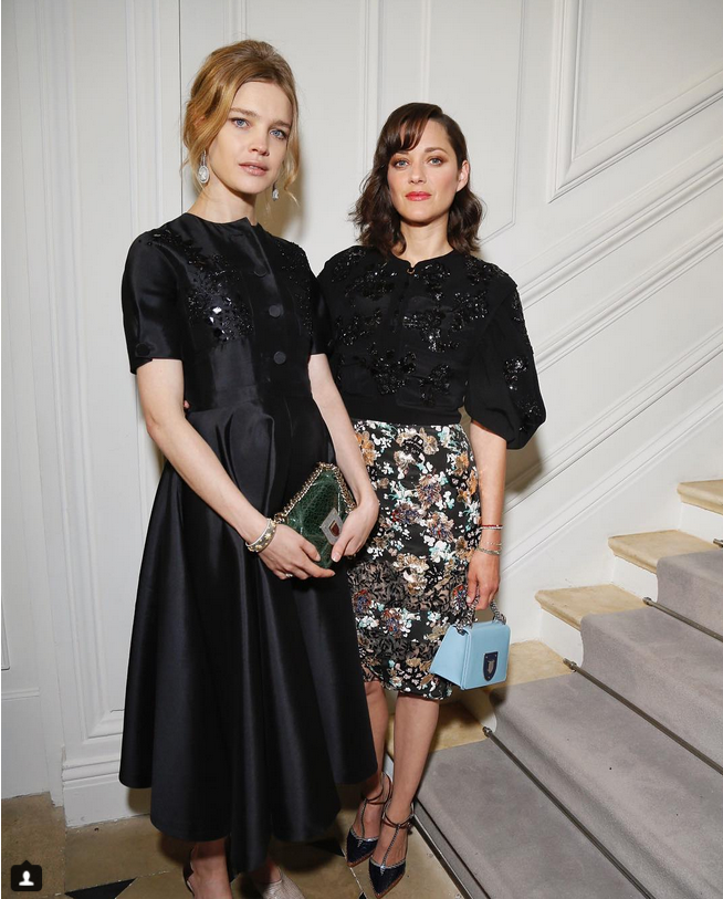 Người mẫu Natalia Vodianova và diễn viên Marion Cotillard quý phái, nữ tính trong cách thiết kế của Dior. Cả hai cùng ưu ái các mẫu túi phiên bản cỡ nhỏ của hãng khi đều chọn chúng để kết hợp cùng trang phục.