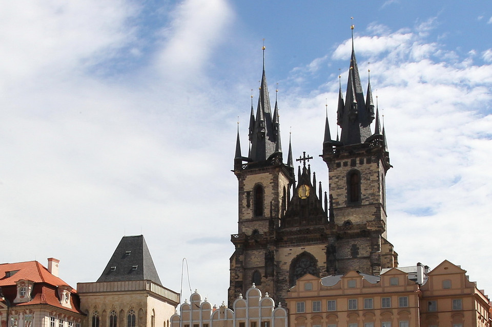 Prague gây ấn tượng với khách du lịch bởi những nhà thờ, lâu đài, công trình cổ kính với những tháp nhọn cao vút hay những chóp nón kiêu hãnh giữa lưng chừng trời. (Ảnh: Quang Hải/TTXVN) 