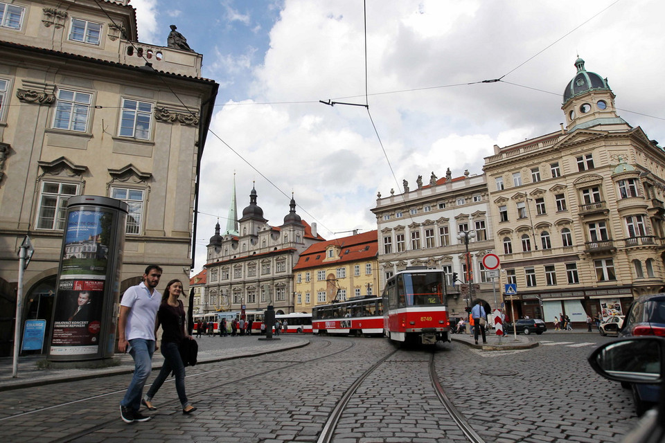 Đường phố ở khu trung tâm hẹp và dài, nhiều đoạn vẫn còn nguyên nền lát đá, với nhiều tàu điện chạy suốt ngày đêm. Năm 1992, trung tâm của Thành phố Prague được UNESCO công nhận là Di sản thế giới. (Ảnh: Quang Hải/TTXVN) 