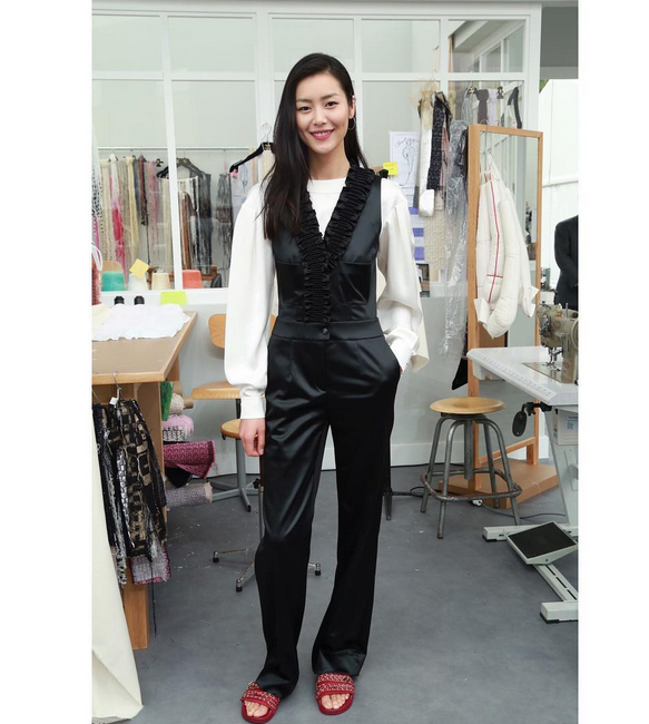 Không catwalk, Liu Wen lại trở thành khách mời danh dự. Thời trang thế giới vẫn luôn ưu ái với những chân dài tài năng như cô. 
