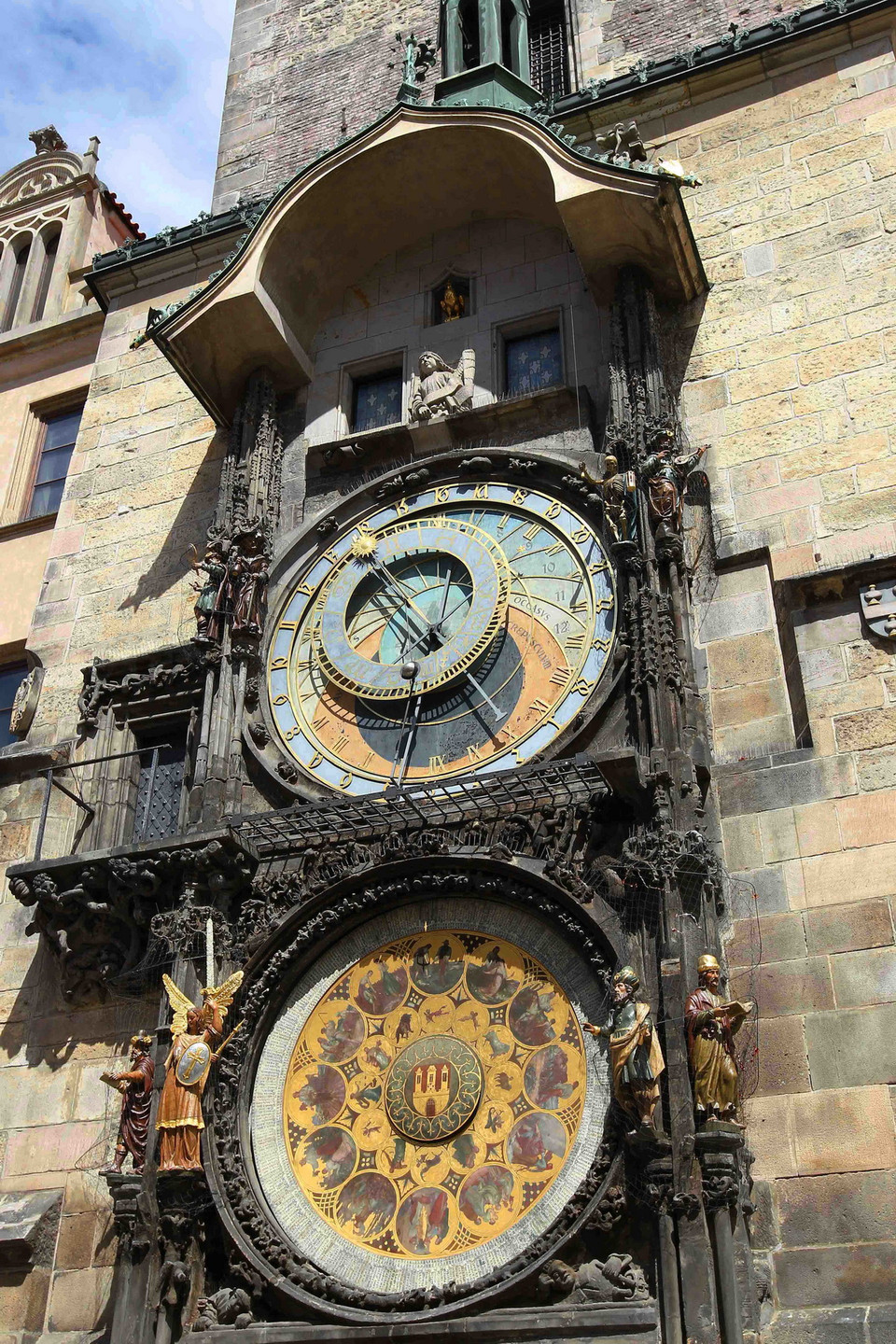 Chiếc đồng hồ thiên văn cổ nổi tiếng thế giới ở Quảng trường Staromestske namesti (Old Town Square) được chế tạo năm 1410 và hoàn thiện vào năm 1490. Ở nóc đồng hồ có chú gà trống vàng, cứ 12 giờ trưa lại cất tiếng gáy vang. (Ảnh: Quang Hải/TTXVN) 