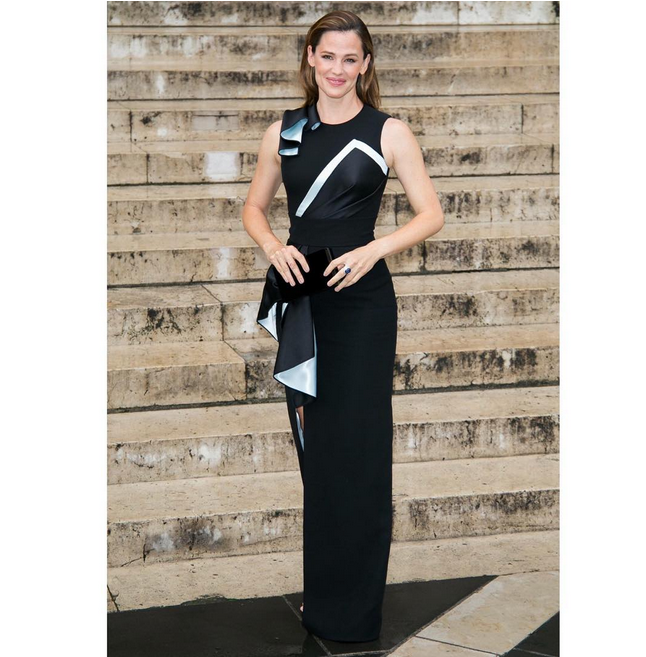 Nữ diễn viên Jennifer Garner diện một thiết kế đầm lụa ôm dài khi xuất hiện tại show diễn của Atelier Versace.