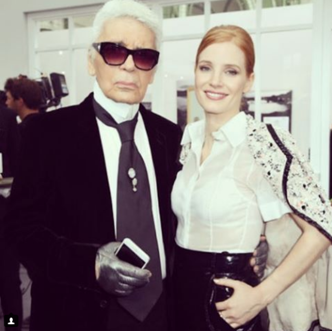 Diễn viên Jessica Chastain với phong cách quý cô công sở kết hợp cùng áo khoác tweed tại show diễn của Chanel.