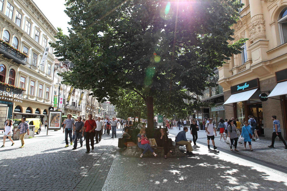 Những con phố ở khu trung tâm Prague luôn thu hút đông đảo du khách đến tham quan, mua sắm. (Ảnh: Quang Hải/TTXVN) 