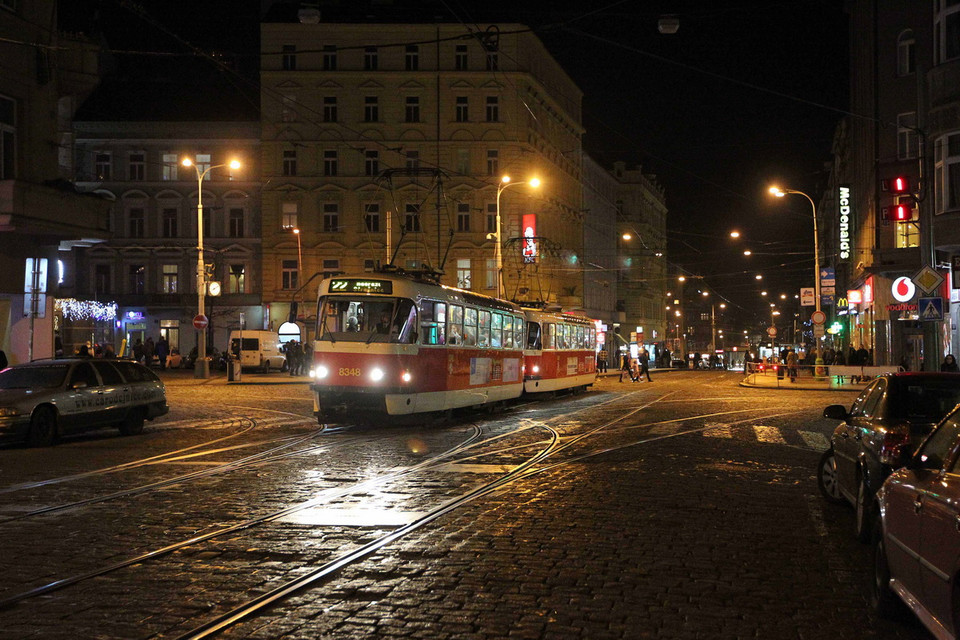  Đến với Prague, bạn sẽ được dạo bước trên những con đường lát gạch đá còn nguyên vẻ sơ khai như cách đây hàng mấy thế kỷ trước. Vang lên trong thành phố cổ kính này là tiếng leng keng của những chiếc tàu điện, phương tiện được người dân rất ưa chuộng. (Ảnh: Quang Hải/TTXVN)