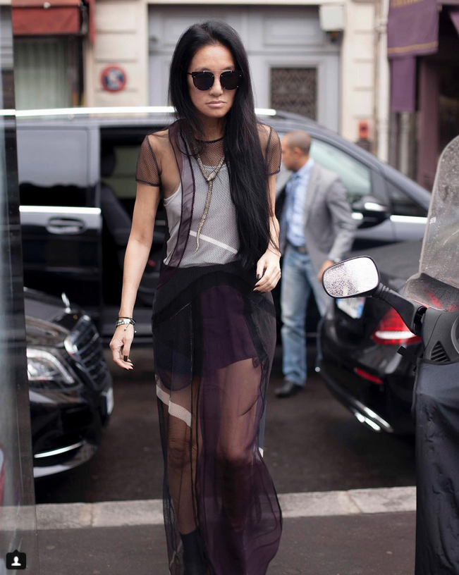 Bà hoàng của những chiếc váy cưới, Vera Wang, cũng xuất hiện tại show diễn của Versace với phong cách đặc trưng.