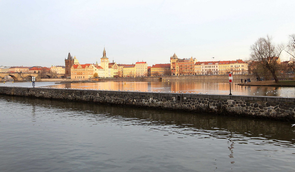 Do không bị chiến tranh tàn phá nên Prague vẫn giữ được hầu như nguyên vẹn các công trình kiến trúc cổ kính hàng trăm năm, hàng nghìn năm tuổi. (Ảnh: Quang Hải/TTXVN) 