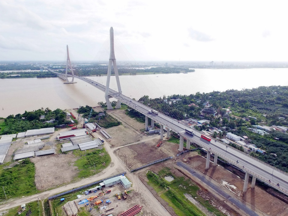  Sông Hậu là con sông chính chảy qua toàn bộ năm quận nội thành, phục vụ hiệu quả cho sản xuất nông nghiệp, giao thông đường thủy, du lịch đồng thời tạo cảnh quan cho một thủ phủ Tây Đô. (nguồn: TTXVN)