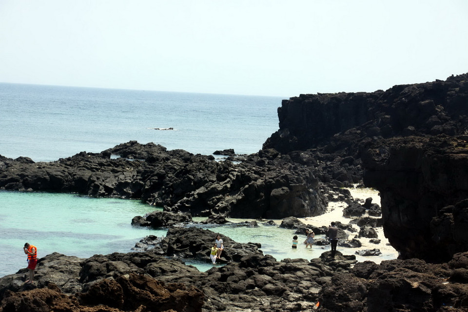 Du khách vui chơi tại đảo An Bình. (Ảnh: Sỹ Thắng/TTXVN) 