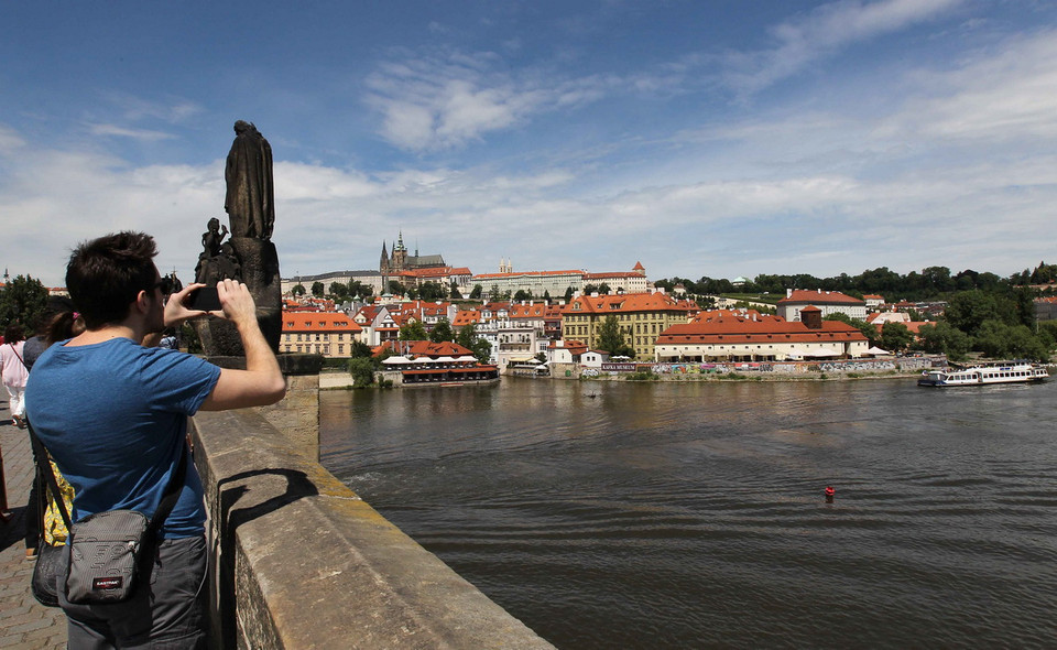 Chiêm ngưỡng cảnh đẹp Prague từ trên cầu Charles (cầu Tình yêu). (Ảnh: Quang Hải/TTXVN)
