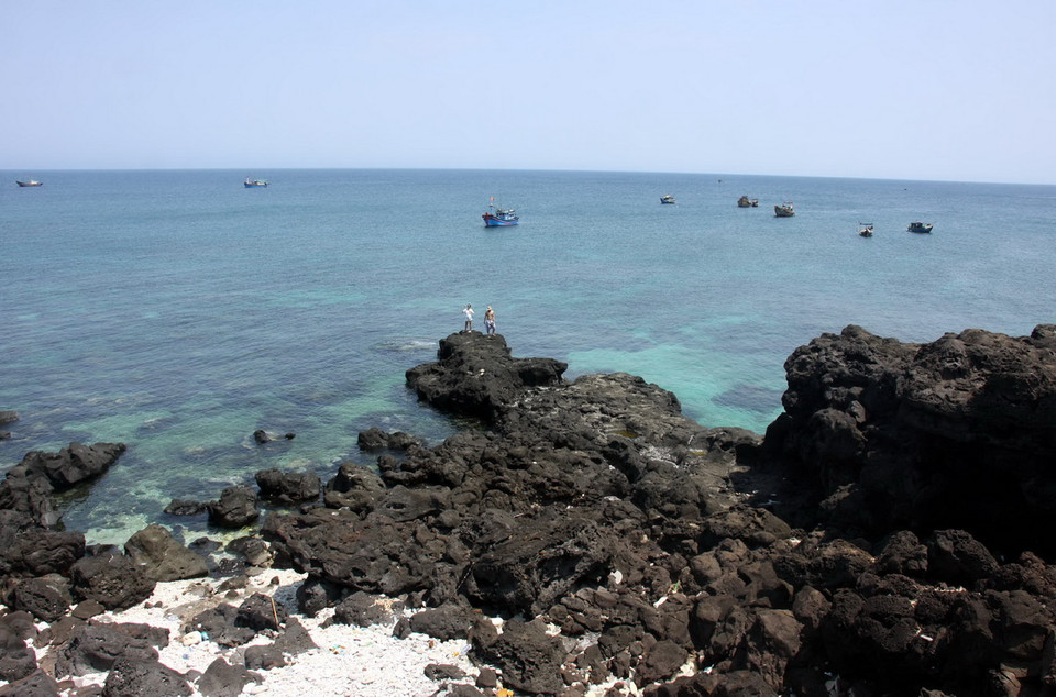  Nằm cách đảo lớn Lý Sơn khoảng 3km về phía Tây Bắc, đảo An Bình có vẻ đẹp yên bình, hoang sơ.(Ảnh: Sỹ Thắng/TTXVN)