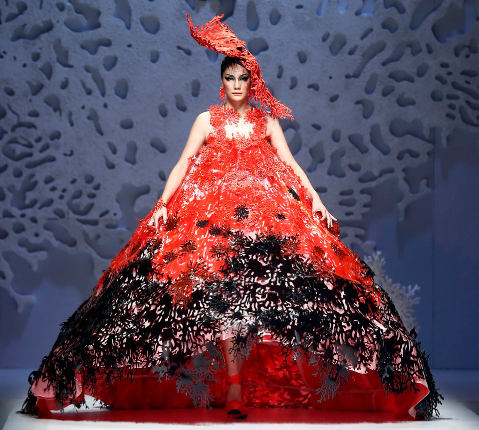 Một kiểu trang phục của nhà tạo mẫu Qi Gang được giới thiệu tại tuần lễ thời trang Trung Quốc diễn ra ở Bắc Kinh ngày 29/10. AFP/ TTXVN