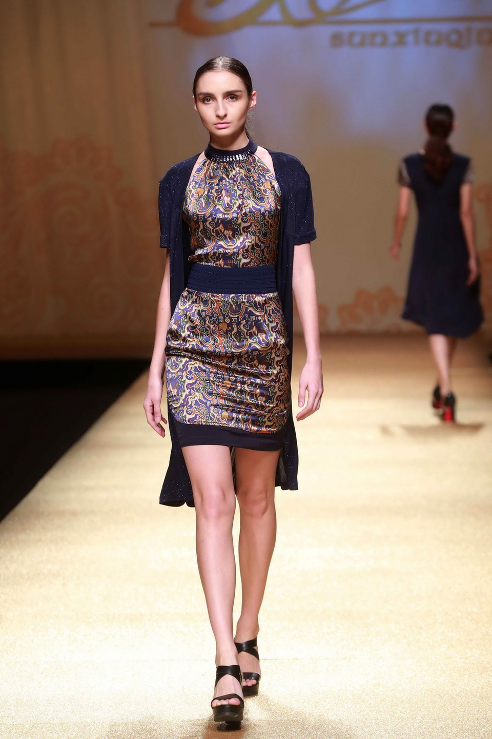  Một kiểu trang phục của nhà tạo mẫu Sun Xiuqin được giới thiệu tại tuần lễ thời trang Trung Quốc diễn ra ở Bắc Kinh ngày 29/10. AFP/ TTXVN