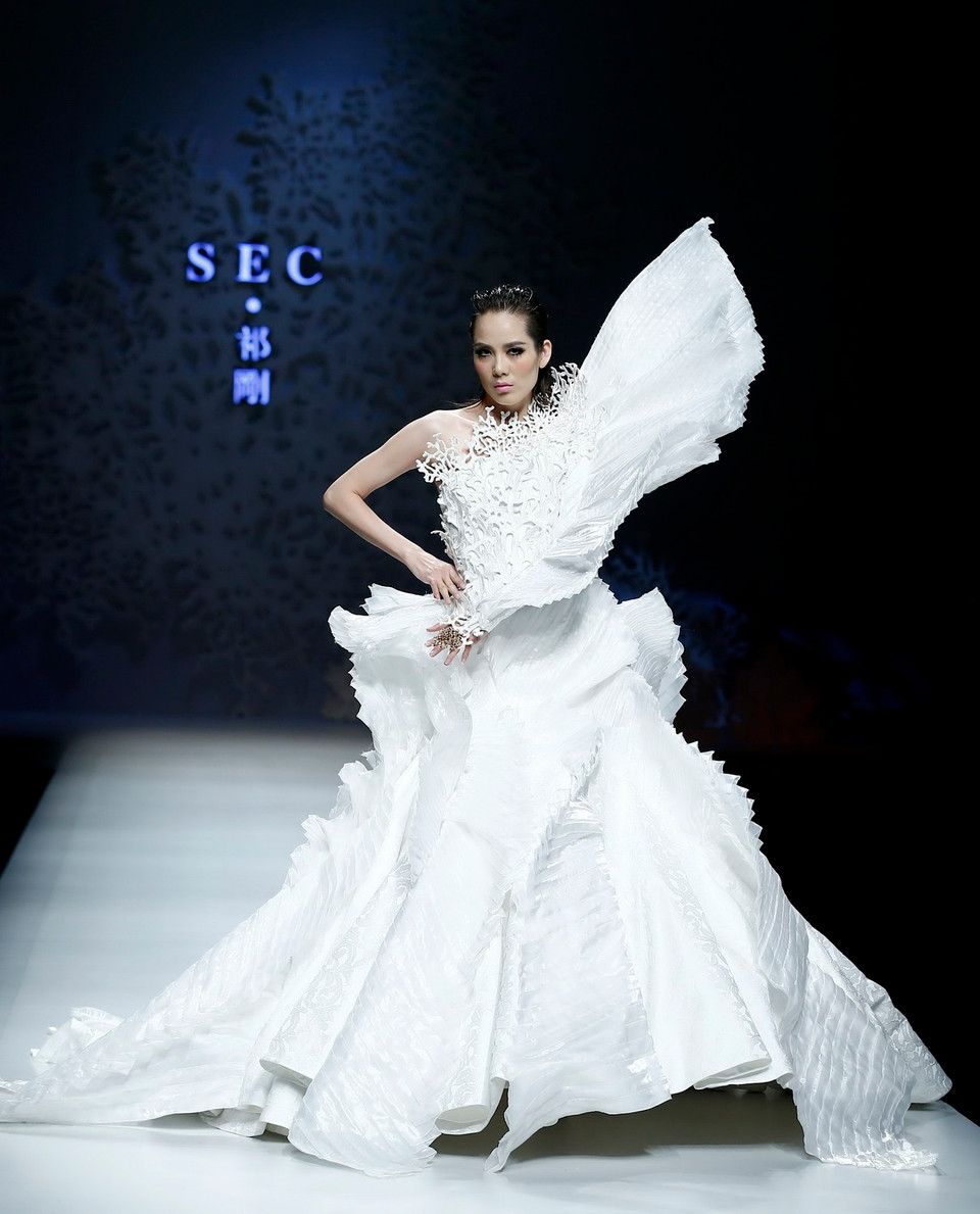 Một kiểu trang phục của nhà tạo mẫu Qi Gang được giới thiệu tại tuần lễ thời trang Trung Quốc diễn ra ở Bắc Kinh ngày 29/10. THX/ TTXVN