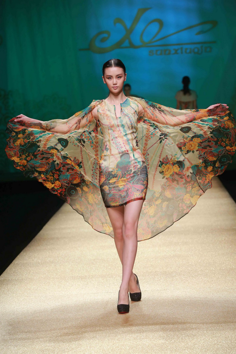 Một kiểu trang phục của nhà tạo mẫu Sun Xiuqin được giới thiệu tại tuần lễ thời trang Trung Quốc diễn ra ở Bắc Kinh ngày 29/10. AFP/ TTXVN