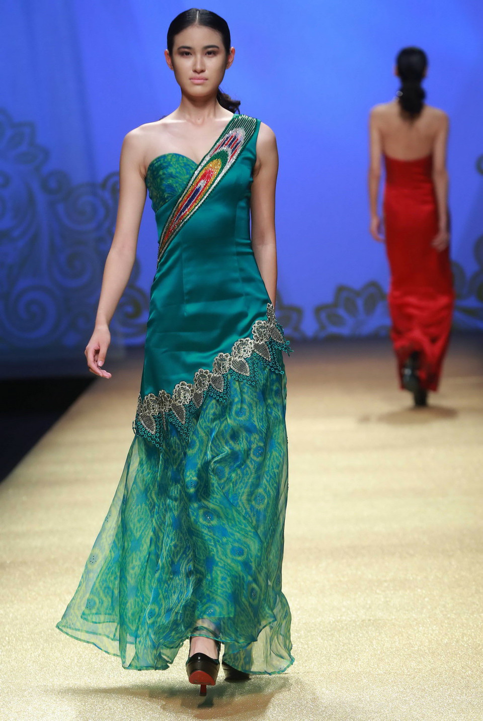  Một kiểu trang phục của nhà tạo mẫu Sun Xiuqin được giới thiệu tại tuần lễ thời trang Trung Quốc diễn ra ở Bắc Kinh ngày 29/10. AFP/ TTXVN