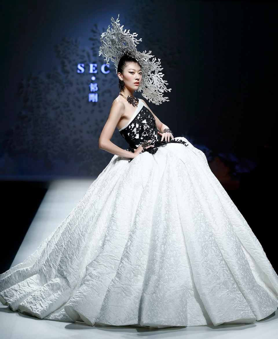 Một kiểu trang phục của nhà tạo mẫu Qi Gang được giới thiệu tại tuần lễ thời trang Trung Quốc diễn ra ở Bắc Kinh ngày 29/10. THX/ TTXVN