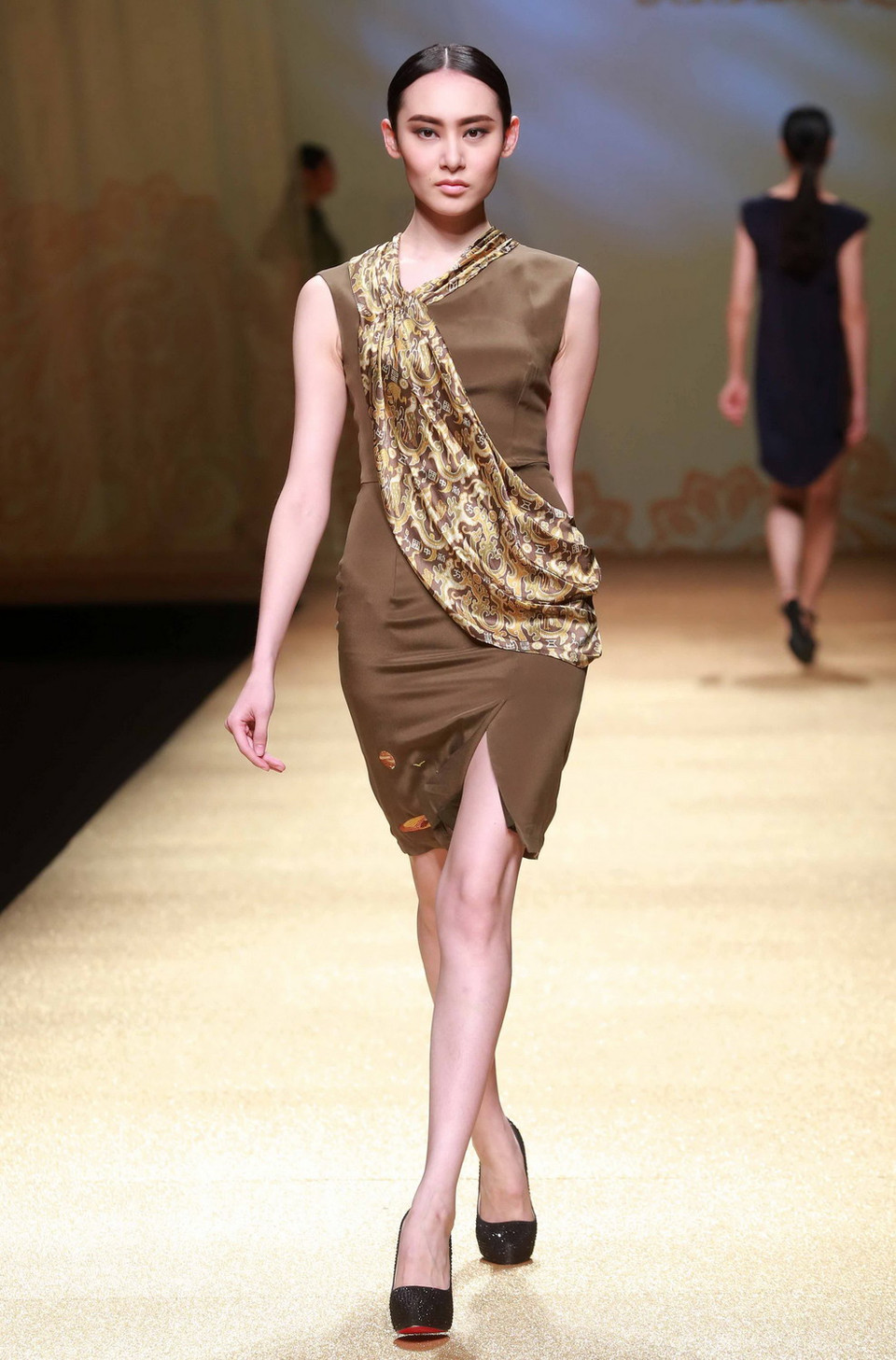  Một kiểu trang phục của nhà tạo mẫu Sun Xiuqin được giới thiệu tại tuần lễ thời trang Trung Quốc diễn ra ở Bắc Kinh ngày 29/10. AFP/ TTXVN