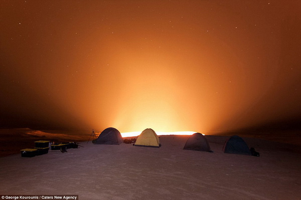 Vào ban đêm, ánh lửa từ miệng hố chiếu sáng cả một vùng. (Nguồn: dailymail.co.uk)