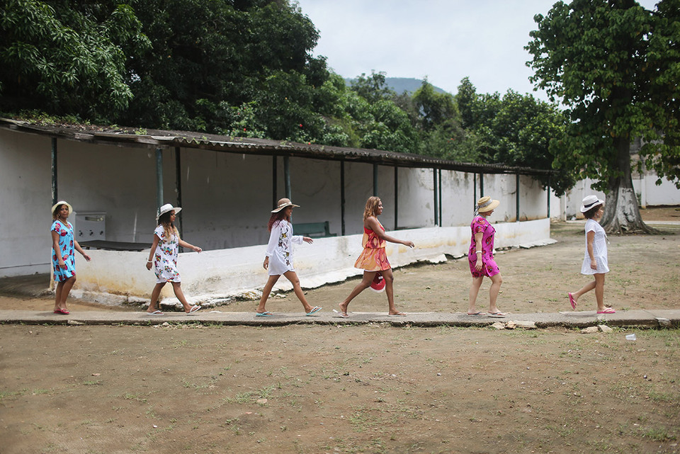 Thí sinh đi từ khu buồng giam về phía sân khấu cuộc thi. (nguồn: ibtimes)