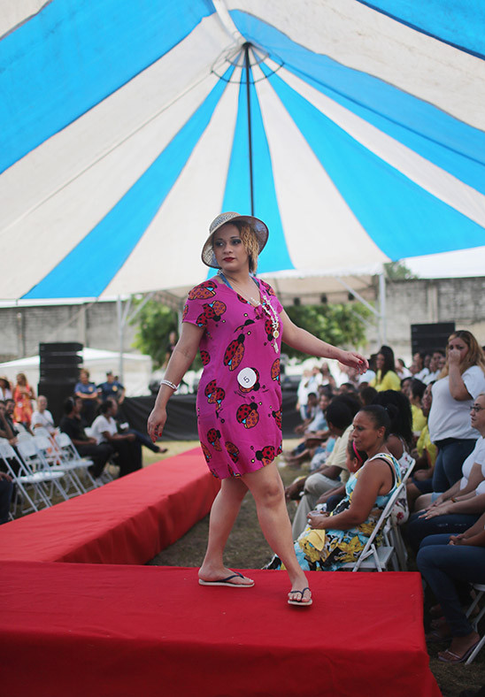 Một thí sinh đang trình diễn trang phục. (Nguồn: ibtimes)