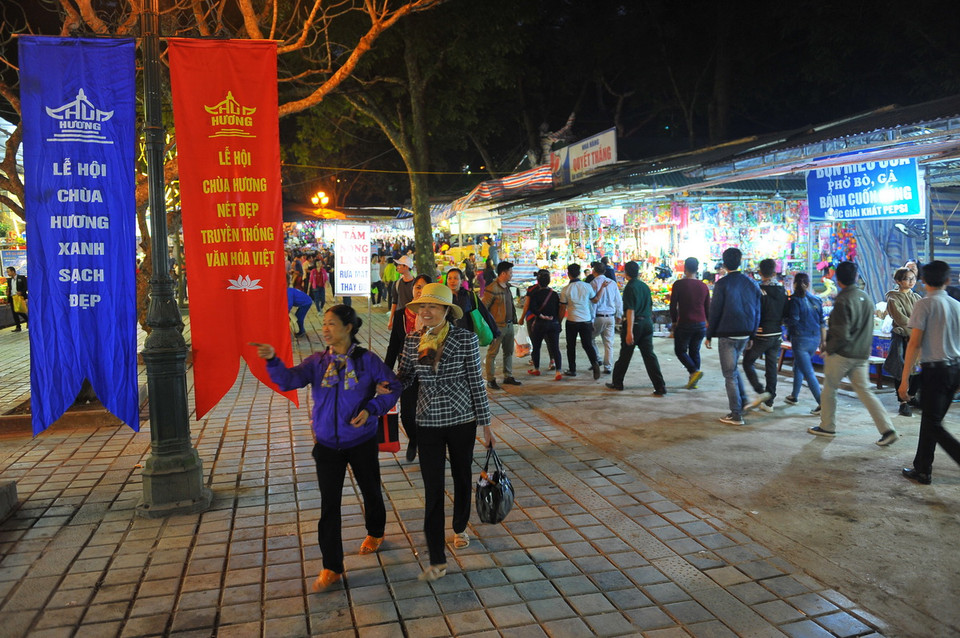 Du khách thập phương đến lễ hội chùa Hương. (Ảnh: Minh Đức/TTXVN)