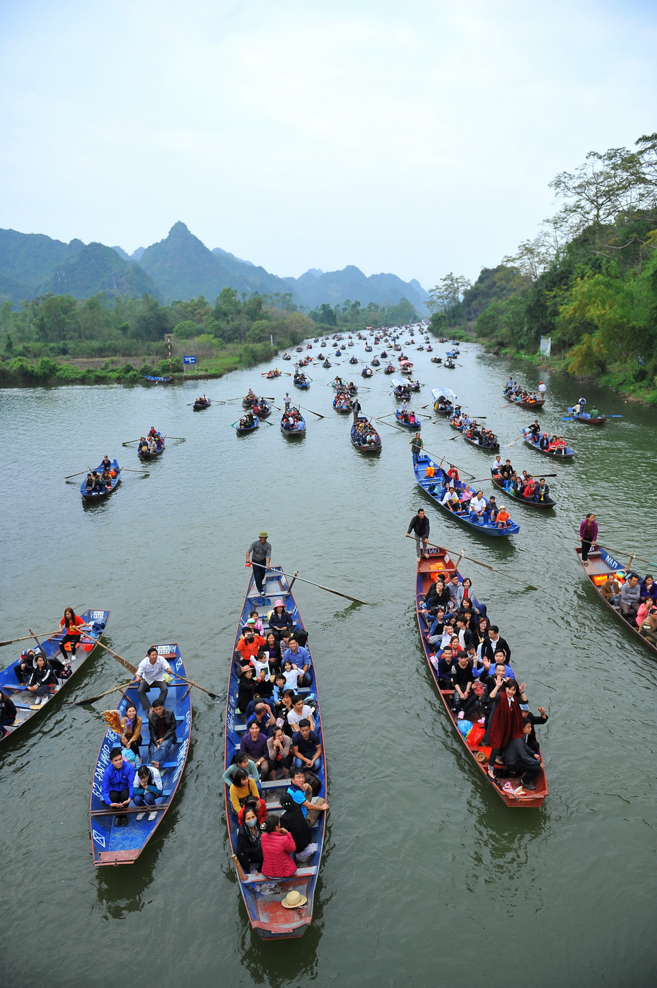 Đò chở khách hành hương tấp nập trên dòng suối Yến. (Ảnh: Minh Đức/TTXVN)